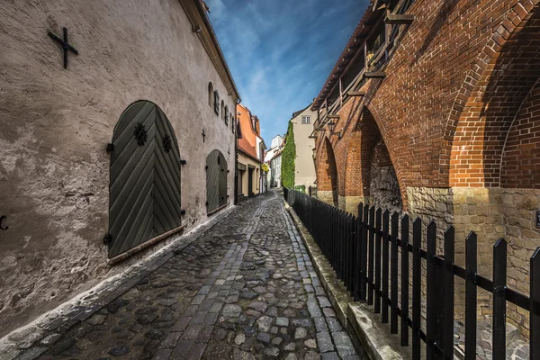 Известная узкая средневековая архитектурная улица в старом городе — стоковое фото