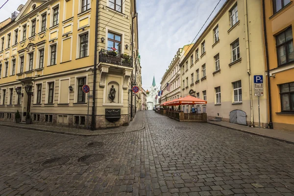 Famosa arquitetura medieval estreita edifício rua na cidade velha — Fotografia de Stock