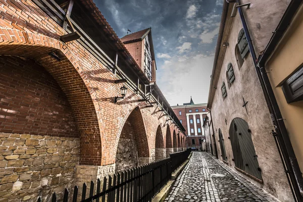 Znane wąskiej średniowiecznej architektury budynku ulica na Starówce — Zdjęcie stockowe