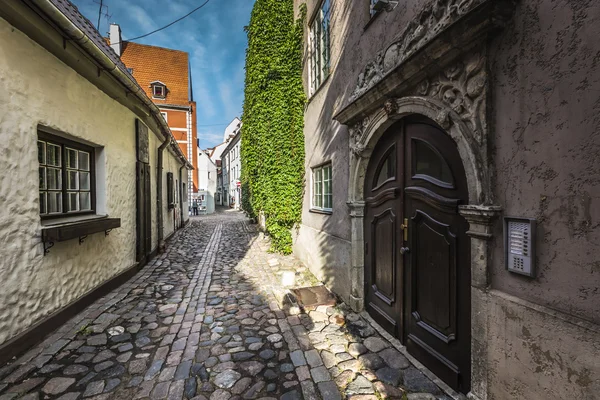 Famosa strada stretta architettura medievale edificio nel centro storico — Foto Stock