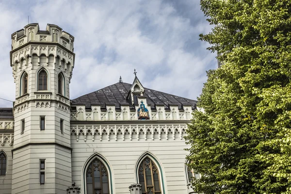 Znane wąskiej średniowiecznej architektury budynku ulica na Starówce — Zdjęcie stockowe