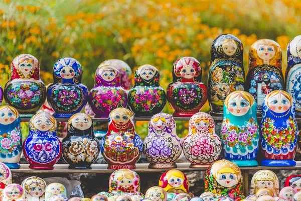 Matrioskas en una tienda de recuerdos en Riga, Letonia . — Foto de Stock