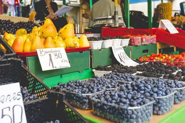 Овощи и фрукты на городском рынке в Риге — стоковое фото