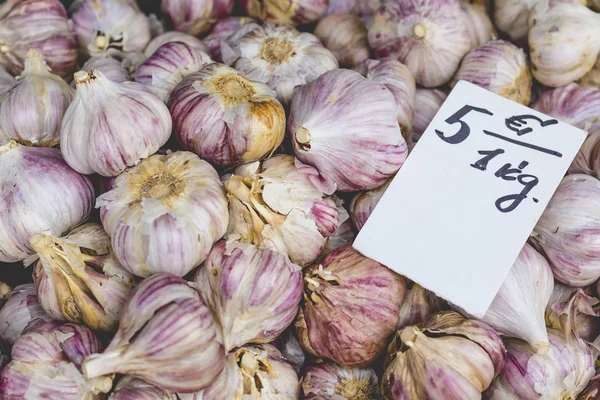 Verse knoflook op een markt — Stockfoto