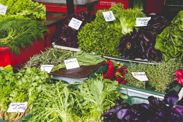 Frutas e produtos hortícolas no mercado da cidade de Riga — Fotografia de Stock