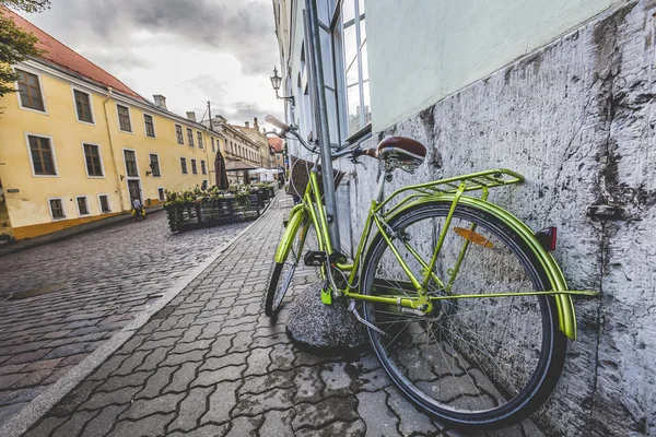 Bicicleta vieja en las calles de Tallin — Foto de Stock