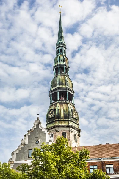 Riga, Letonya uzun boylu bir Lutheran Kilisesi Saint Peters Kilisesi olduğunu — Stok fotoğraf