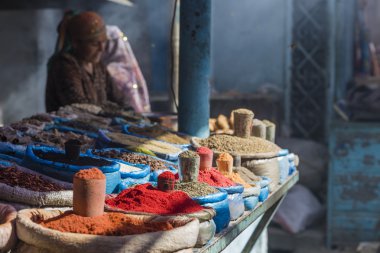 Çantalar çeşitli baharatlar tam ile güzel canlı oryantal Pazar