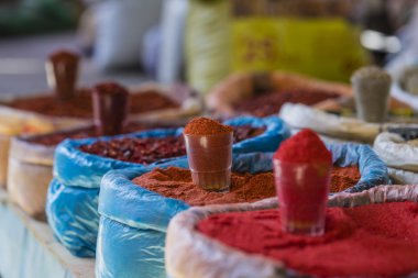 Çantalar çeşitli baharatlar tam ile güzel canlı oryantal Pazar