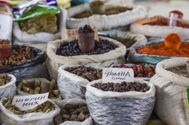 Çantalar çeşitli baharatlar tam ile güzel canlı oryantal Pazar