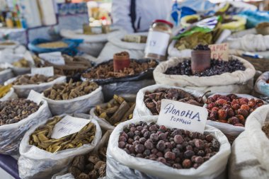 Çantalar çeşitli baharatlar tam ile güzel canlı oryantal Pazar