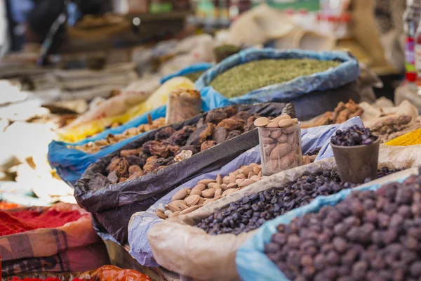 Bellissimo vivido mercato orientale con borse piene di varie spezie — Foto Stock