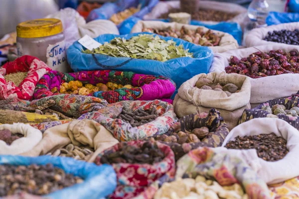 Prachtige levendige oriëntaalse markt met zakken vol met verschillende kruiden — Stockfoto