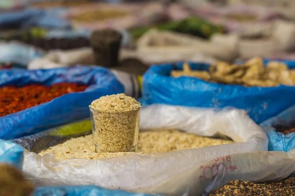 Hermoso mercado oriental vívido con bolsas llenas de varias especias — Foto de Stock