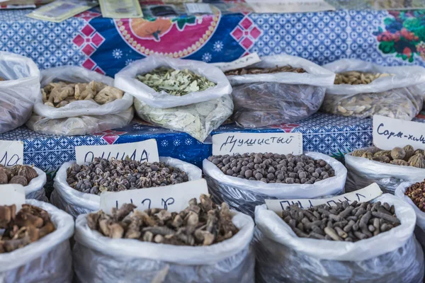 Beau marché oriental vivant avec des sacs pleins de diverses épices — Photo