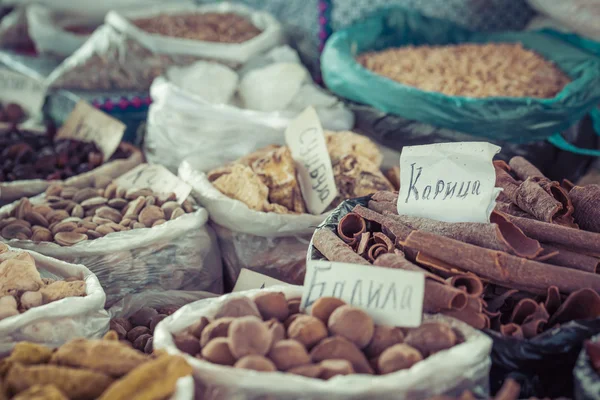 Beau marché oriental vivant avec des sacs pleins de diverses épices — Photo