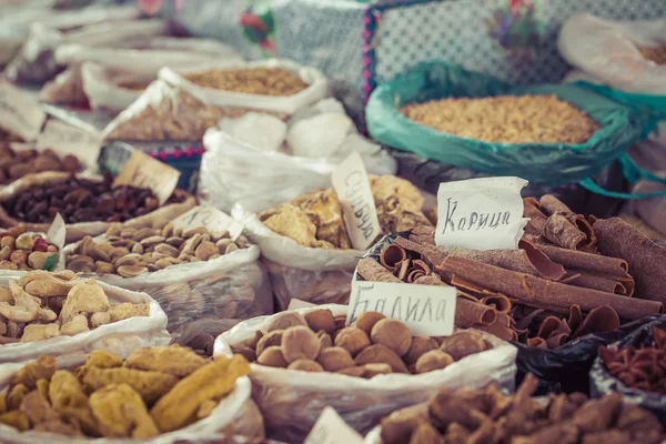 Prachtige levendige oriëntaalse markt met zakken vol met verschillende kruiden — Stockfoto