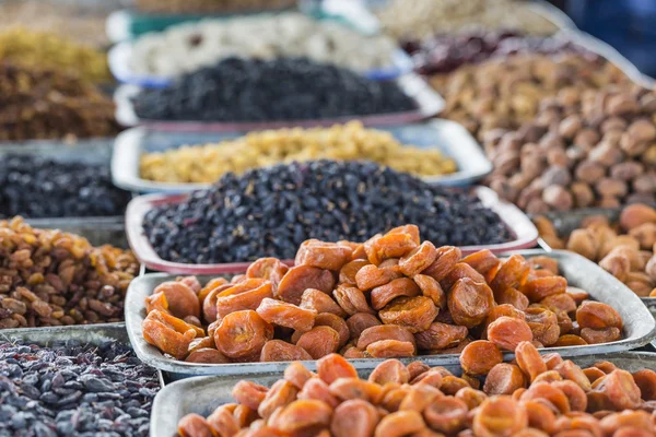 Droge vruchten en specerijen zoals cashewnoten, rozijnen, kruidnagel, anijs, enz. — Stockfoto