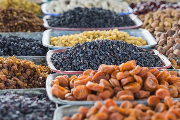 Frutta secca e spezie come anacardi, uva passa, chiodi di garofano, anice, ecc . — Foto Stock