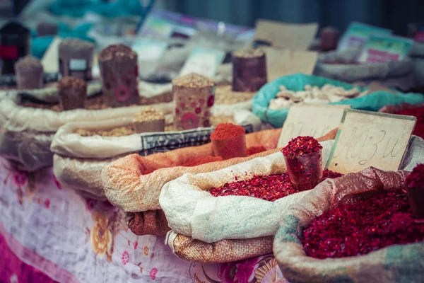 Hermoso mercado oriental vívido con bolsas llenas de varias especias —  Fotos de Stock