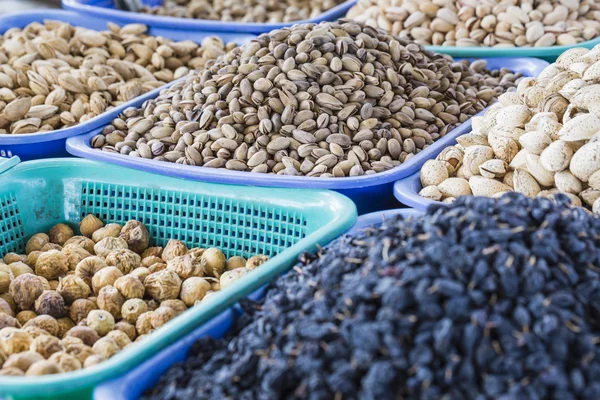 Osh bazaar in Kyrgyzstan - nuts and raisins for sale. — Stock Photo, Image