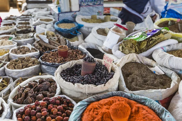 Prachtige levendige oriëntaalse markt met zakken vol met verschillende kruiden — Stockfoto