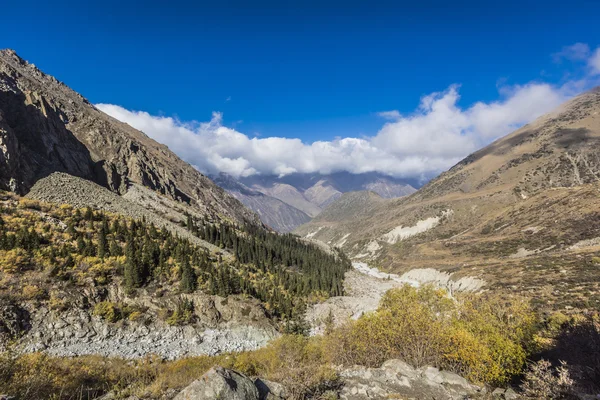 El panorama del paisaje montañoso de la garganta de Ala-Archa en la suma — Foto de Stock