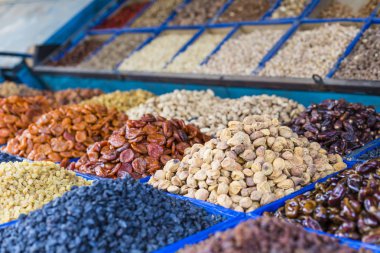 Kuru Meyve ve baharat kaju fıstığı, Kuru üzüm, karanfil, anason gibi.