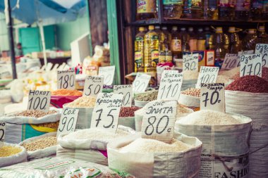 Çantalar çeşitli baharatlar tam ile güzel canlı oryantal Pazar