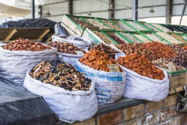 Kuru Meyve ve baharat kaju fıstığı, Kuru üzüm, karanfil, anason gibi.
