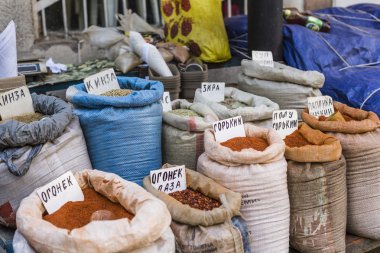 Çantalar çeşitli baharatlar tam ile güzel canlı oryantal Pazar