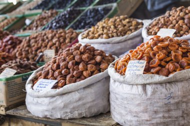 Kuru Meyve ve baharat kaju fıstığı, Kuru üzüm, karanfil, anason gibi.