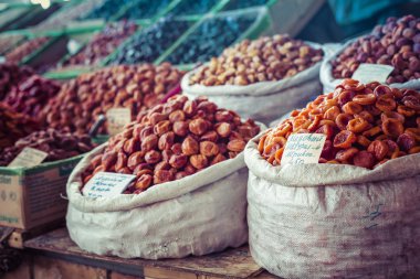 Kuru Meyve ve baharat kaju fıstığı, Kuru üzüm, karanfil, anason gibi.