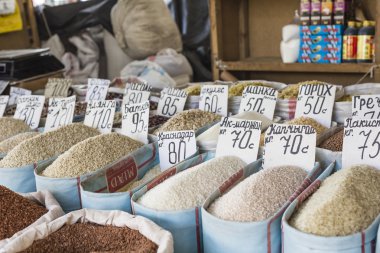 Çantalar çeşitli baharatlar tam ile güzel canlı oryantal Pazar