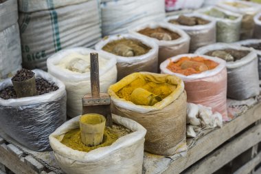 Çantalar çeşitli baharatlar tam ile güzel canlı oryantal Pazar