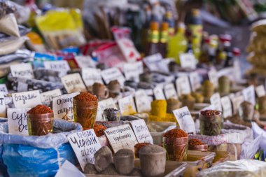 Çantalar çeşitli baharatlar tam ile güzel canlı oryantal Pazar