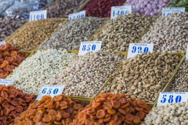 Kuru Meyve ve baharat kaju fıstığı, Kuru üzüm, karanfil, anason gibi.