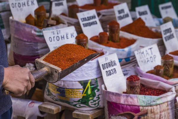 Schöner lebendiger orientalischer Markt mit Säcken voller verschiedener Gewürze — Stockfoto