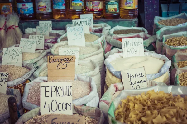 Bellissimo vivido mercato orientale con borse piene di varie spezie — Foto Stock