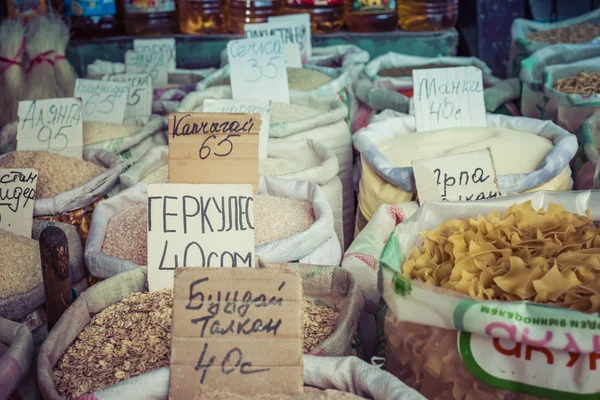 様々 なスパイスの袋と美しい鮮やかな東洋の市場 — ストック写真