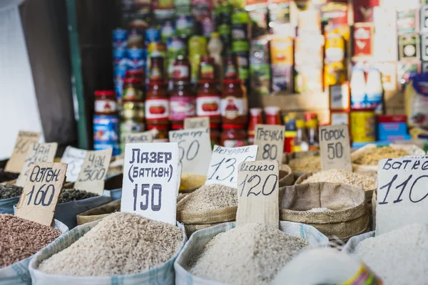 Bellissimo vivido mercato orientale con borse piene di varie spezie — Foto Stock