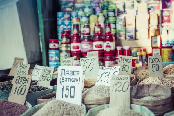 Belo mercado oriental vívido com sacos cheios de várias especiarias — Fotografia de Stock