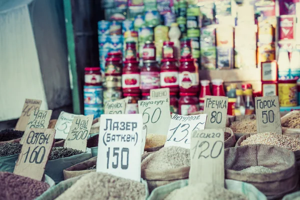 Beau marché oriental vivant avec des sacs pleins de diverses épices — Photo