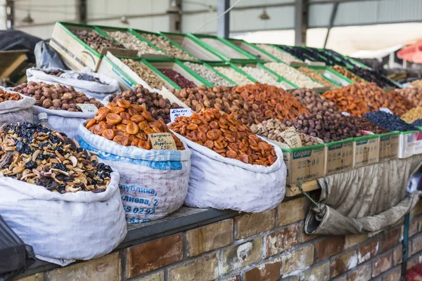 Droge vruchten en specerijen zoals cashewnoten, rozijnen, kruidnagel, anijs, enz. — Stockfoto