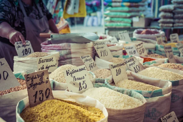 Prachtige levendige oriëntaalse markt met zakken vol met verschillende kruiden — Stockfoto