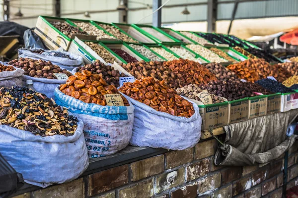 Droge vruchten en specerijen zoals cashewnoten, rozijnen, kruidnagel, anijs, enz. — Stockfoto