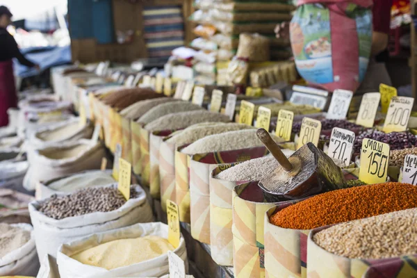 Prachtige levendige oriëntaalse markt met zakken vol met verschillende kruiden — Stockfoto