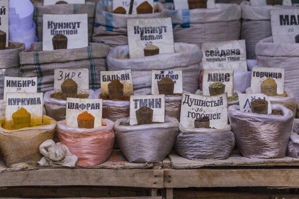 Prachtige levendige oriëntaalse markt met zakken vol met verschillende kruiden — Stockfoto