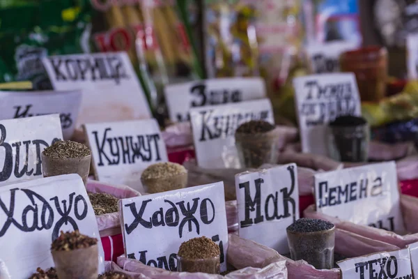 Schöner lebendiger orientalischer Markt mit Säcken voller verschiedener Gewürze — Stockfoto