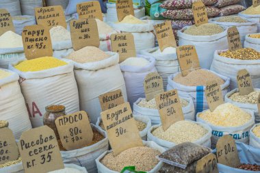 Kuru Meyve ve baharat kaju fıstığı, Kuru üzüm, karanfil, anason gibi.